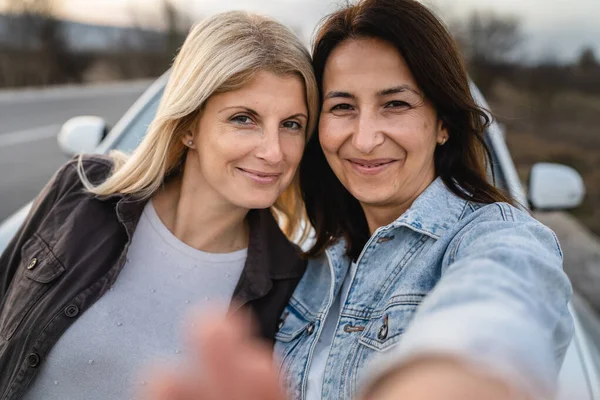 Dvě Ženy Kavkazský Zralý Přítelkyně Přičemž Selfie Fotky Zatímco Stojící — Stock fotografie