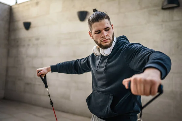 成年高加索男子在城市进行户外运动男子运动员在日常锻炼中使用橡胶弹性阻带管真正的人的健康和健身理念复制空间 — 图库照片