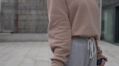 Yetişkin Kafkasyalı kadın, günlük egzersiz rutininde lastik elastik direnç tüpleri kullanarak şehir dışında antrenman yapıyor. Gerçek insan sağlığı ve zindelik kavramı, uzay fotokopisi.