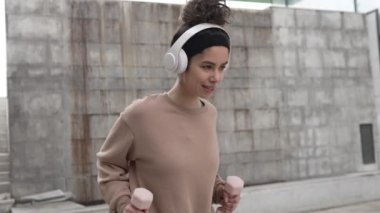 Yetişkin Kafkasyalı kadın, günlük antrenmanında halterli ağırlık kullanan kadın sporcu. Gerçek insan sağlığı ve spor konsepti. 