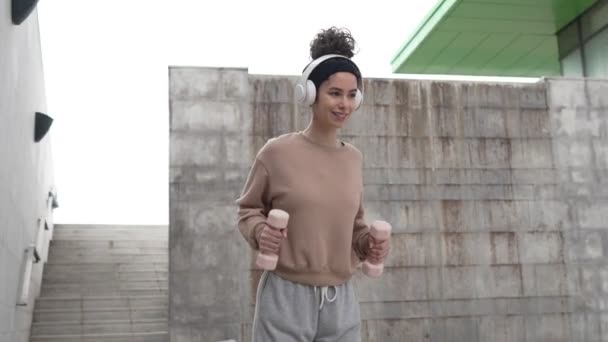 Volwassen Blanke Vrouw Training Outdoor Stad Dag Vrouwelijke Atleet Met — Stockvideo