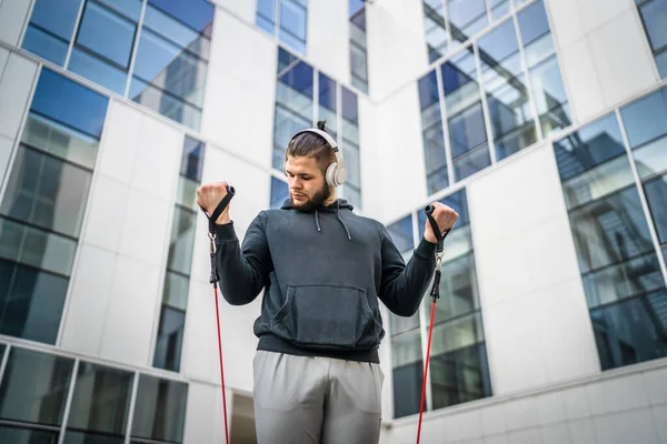 Yetişkin Beyaz Bir Adam Günlük Egzersiz Rutininde Lastik Elastik Direnç — Stok fotoğraf