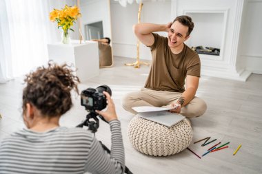 Artist çift kadın ve erkek içerik video blogu öğretici resim çizmek için kamera kullanarak internet yayınının beyaz tenli blog yazarı ev ortamının fotokopisini çekiyor.
