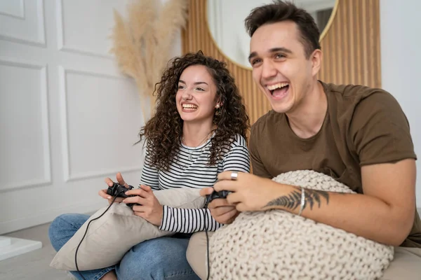 两个男人和一个女人的男友和一个女人的丈夫和一个女人的妻子或朋友玩电玩控制杆控制器开心的笑着情感动作反应家庭休闲复制空间 — 图库照片