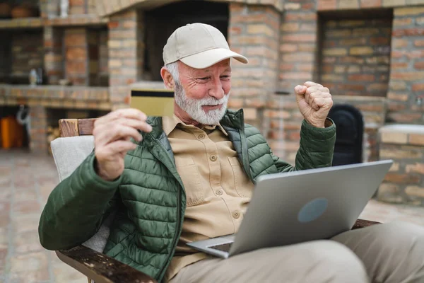 Ein Mann Senior Kaukasischen Mann Mit Bart Sitzen Freien Den — Stockfoto