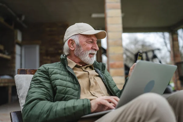 Uomo Anziano Maschio Caucasico Con Barba Sedersi All Aperto Giorno — Foto Stock