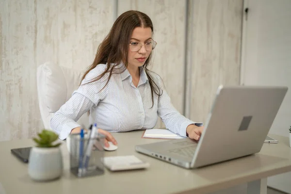 Eine Weibliche Kaukasische Unternehmerin Oder Sekretärin Sitzt Ihrem Büro Bei — Stockfoto