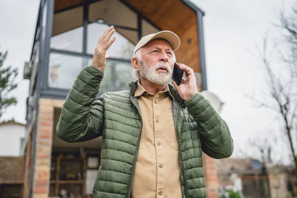 One Man Senior Caucasian Male Gray Beard Cap Stand Outdoor — Stock Photo, Image