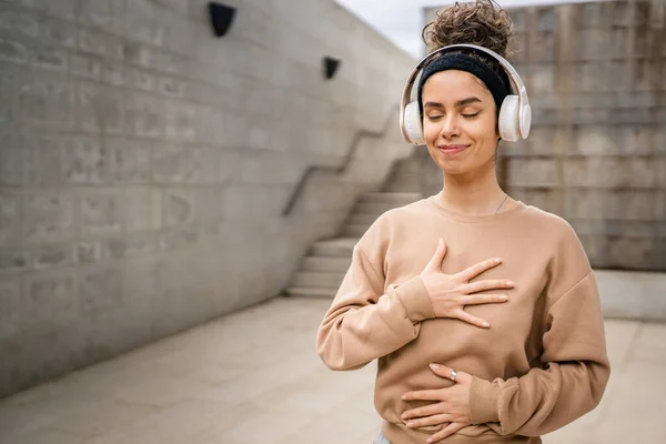 Yetişkin Beyaz Bir Kadın Internet Rehberli Meditasyon Için Kulaklık Kullanıyor — Stok fotoğraf