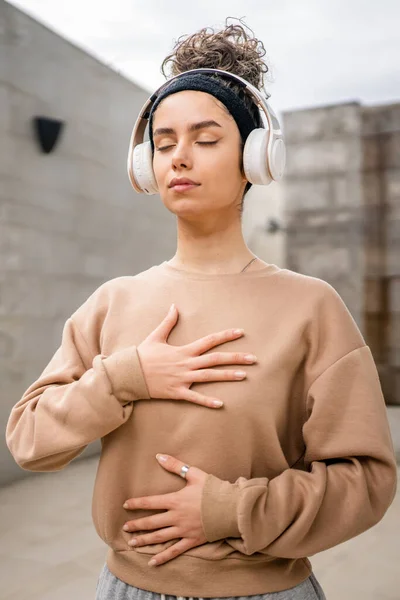 Eine Erwachsene Kaukasische Frau Mit Kopfhörern Für Online Geführte Meditation — Stockfoto