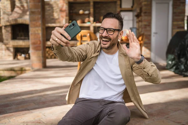 Homme Heureux Caucasien Masculin Utiliser Smartphone Pour Selfie Photo Vidéo — Photo