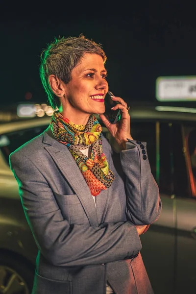 Uma Mulher Sênior Cabelo Grisalho Curto Caucasiano Feminino Usar Telefone — Fotografia de Stock