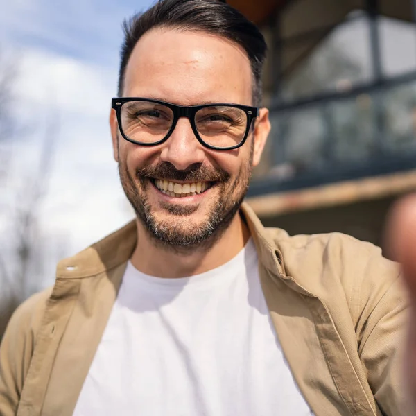 Hombre Caucásico Adulto Moderno Retrato Hombre Con Barba Anteojos Feliz —  Fotos de Stock