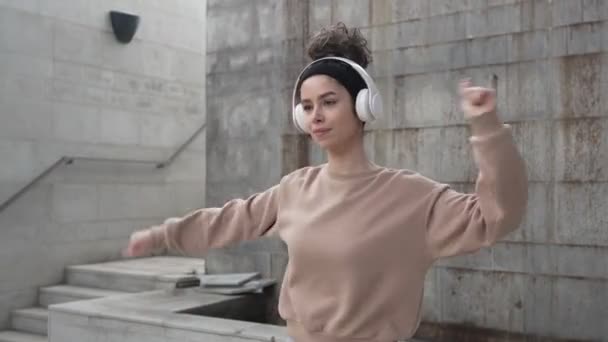 Kafkasyalı Genç Bir Bayan Sporcu Gün Içinde Dışarıda Durup Esneme — Stok video