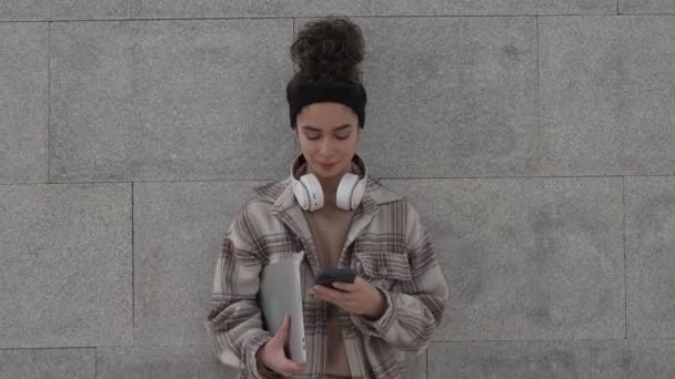 Una Donna Giovane Studentessa Adulta Usa Smart Phone Messaggiare Messaggi — Video Stock