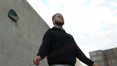 Kafasında kulaklıkla gezen genç, beyaz, erkek, ip atlama konsepti Z nesli.