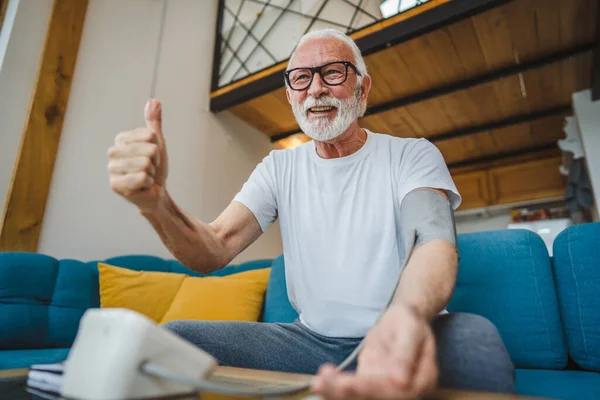 Egy Férfi Boldog Időskorú Fehér Férfi Szakállal Egészséges Ünneplik Használja — Stock Fotó