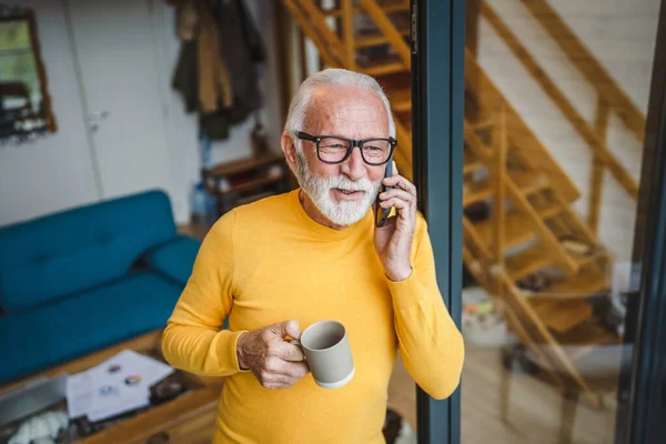 Uomo Anziano Maschio Caucasico Con Barba Grigia Stare Sul Balcone — Foto Stock