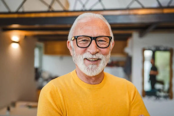 Gündüz evinde sakallı bir erkek büyükbabanın modern beyaz portresi sarı süveter giyip kendine güvenen bir fotokopi odası portresi giyiyor.