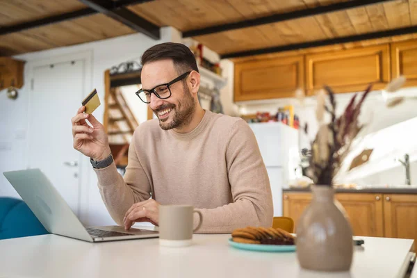 Ein Mann Erwachsen Reifen Kaukasischen Mann Sitzen Hause Glücklich Lächeln — Stockfoto