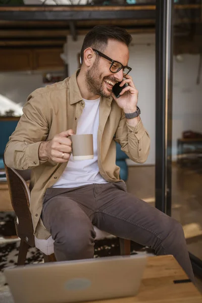 Yetişkin Bir Beyaz Erkek Cep Telefonuyla Arama Yapar Mutlu Bir — Stok fotoğraf