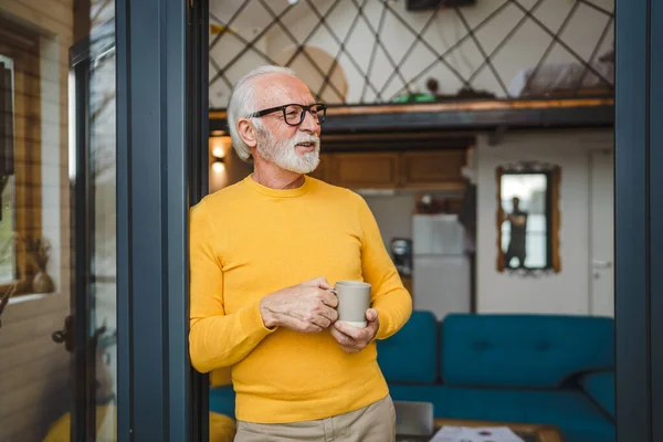 Yaşlı Beyaz Sakallı Gözlüklü Bir Adam Gün Içinde Balkonda Mutlu — Stok fotoğraf