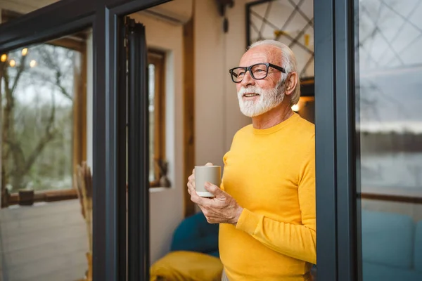 Jeden Mężczyzna Starszy Biały Mężczyzna Brodą Okularami Stać Balkonie Dzień — Zdjęcie stockowe