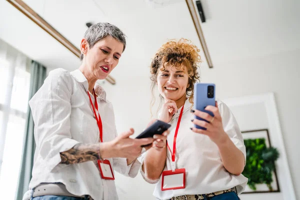 Deux Femmes Caucasiennes Matures Collègues Féminines Utilisent Smartphone Tout Prenant — Photo