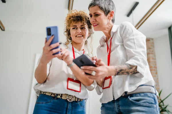 Due Donne Caucasico Maturo Colleghi Sesso Femminile Utilizzano Smartphone Mentre — Foto Stock