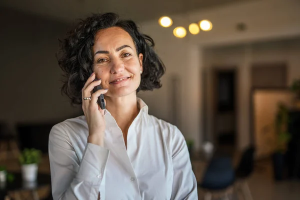Yetişkin Bir Kadın Kafkasyalı Kadını Yerinde Telefonuyla Konuşuyor Gerçek Insanlar — Stok fotoğraf
