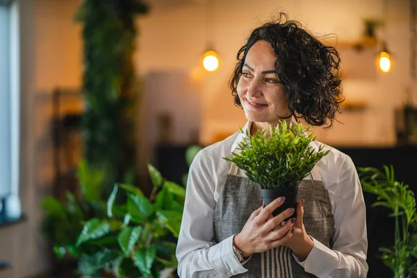 Kvinna Mogen Kaukasisk Kvinna Står Hemma Med Blomma Växter Kruka — Stockfoto