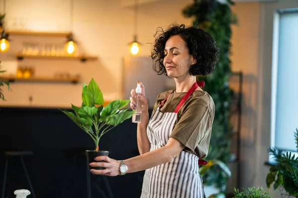 Una Mujer Madura Caucásica Jardinero Femenino Florista Cuidar Cultivar Plantas —  Fotos de Stock