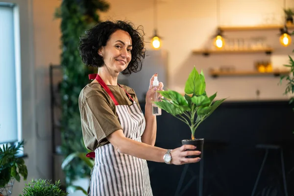 Uma Mulher Madura Jardineiro Feminino Caucasiano Florista Cuidar Cultivar Plantas — Fotografia de Stock