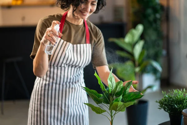 Mogen Kvinna Kaukasisk Kvinnlig Trädgårdsmästare Eller Blomsterhandlare Hand Och Odla — Stockfoto
