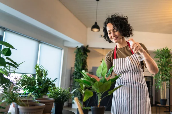 Una Mujer Madura Caucásica Jardinero Femenino Florista Cuidar Cultivar Plantas —  Fotos de Stock