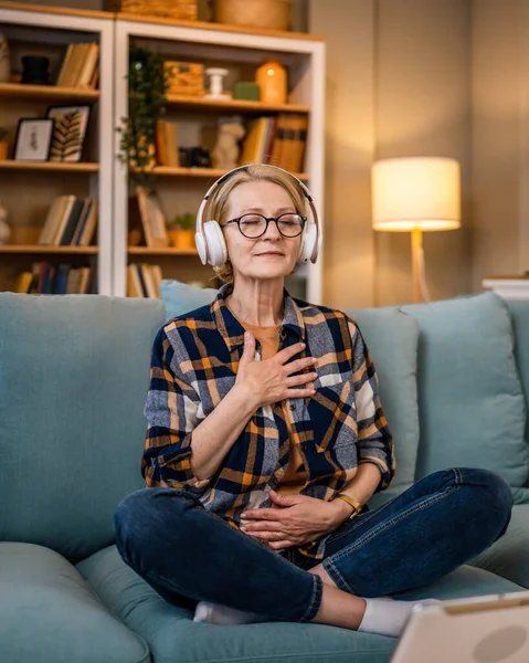 Jedna Žena Starší Běloška Žena Pomocí Sluchátek Pro Online Řízenou — Stock fotografie