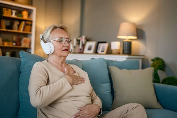 Yetişkin Bir Yaşlı Beyaz Kadın Internet Rehberli Meditasyon Için Kulaklık — Stok fotoğraf