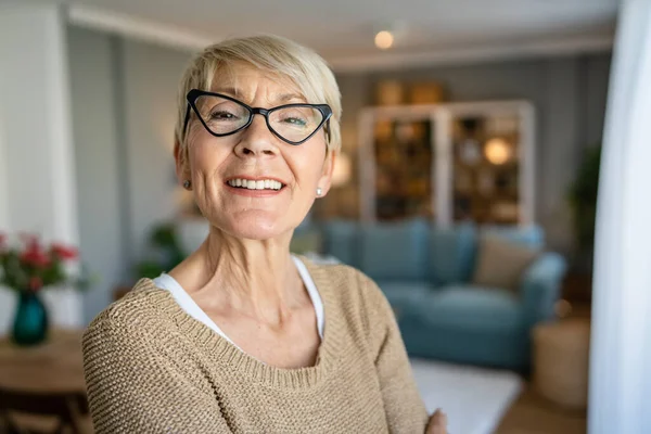 Primer Plano Retrato Una Mujer Mayor Con Pelo Corto Sonrisa —  Fotos de Stock