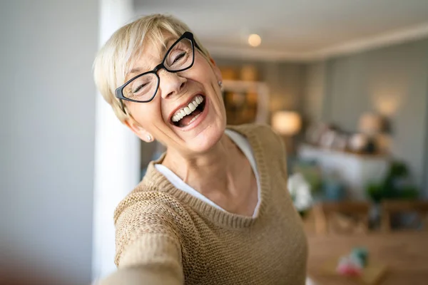 一位长发女士的近照笑容满面积极的情绪抄袭空间站在家里戴眼镜自画像用户产生的内容 — 图库照片