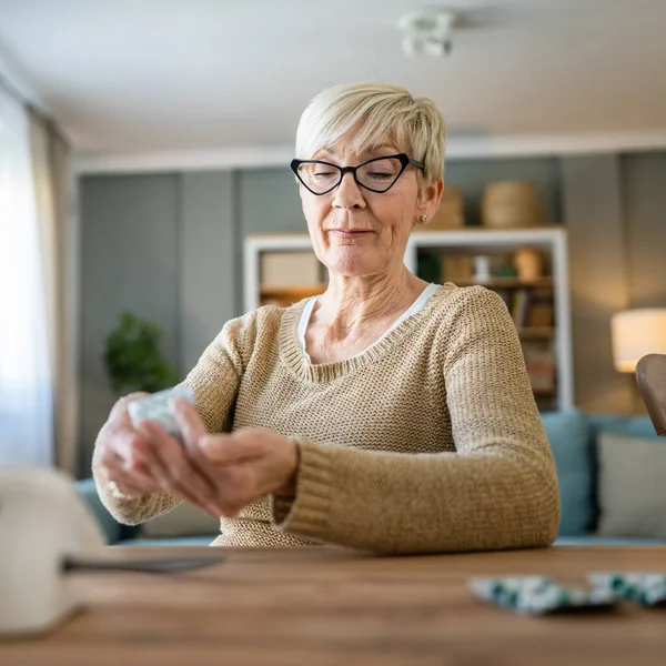 高齢の白人女性の1人は 自宅で薬やサプリメントビタミンを服用します 健康管理の概念 — ストック写真