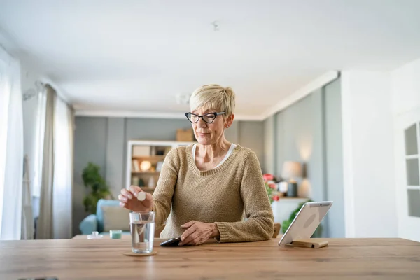 Una Mujer Mayor Caucásica Anciana Tomar Medicamentos Suplemento Vitamina Tableta —  Fotos de Stock