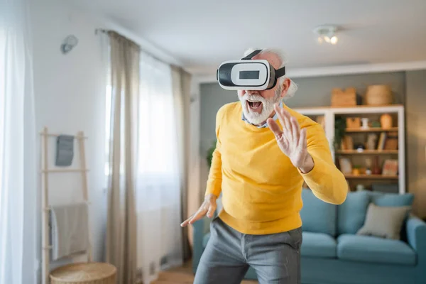 Muž Starší Běloch Doma Užívají Virtuální Realitu Headset — Stock fotografie