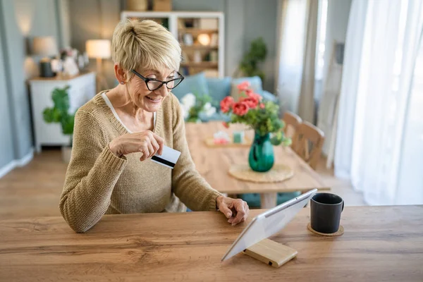 Een Volwassen Senior Vrouw Oma Zitten Thuis Gebruik Krediet Debetkaart — Stockfoto