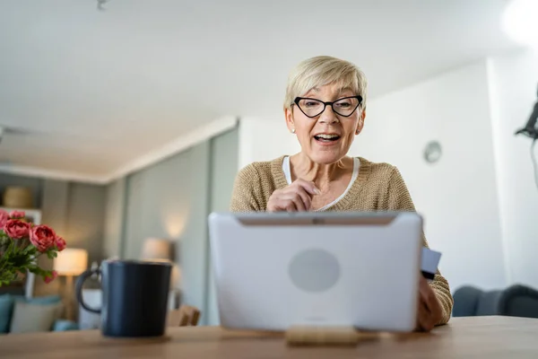 Eine Ältere Frau Großmutter Sitzen Hause Mit Kredit Oder Debitkarte — Stockfoto