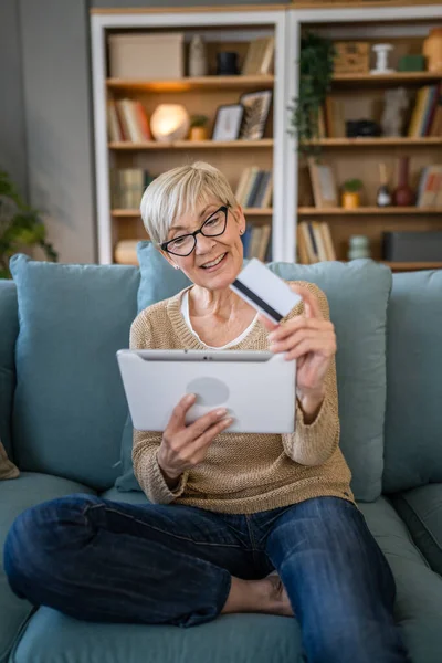 Een Volwassen Senior Vrouw Oma Zitten Thuis Gebruik Krediet Debetkaart — Stockfoto