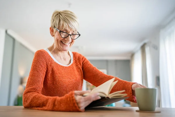 Yetişkin Yaşlı Kafkasyalı Emekli Kısa Saçlı Kitap Okuyan Bir Kadın — Stok fotoğraf