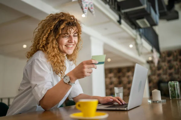 カフェでラップトップコンピュータ上でクレジットカードのオンラインショッピングを使用しています本物の人々電子銀行インターネット販売購入コピースペース正の感情 — ストック写真