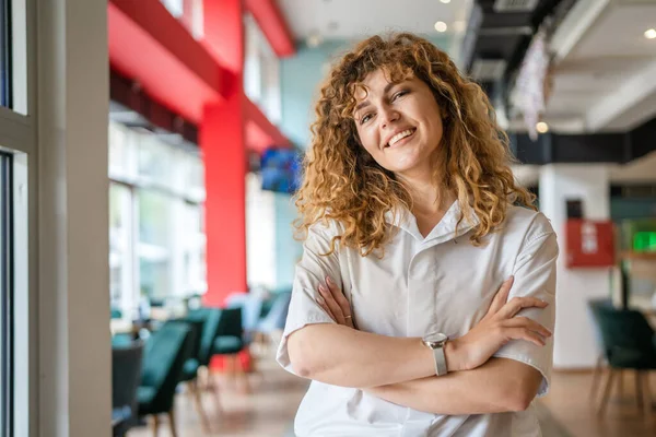 Kafkasyalı Bir Kadın Kendine Güveni Tam Kafenin Içinde Kıvırcık Saç — Stok fotoğraf