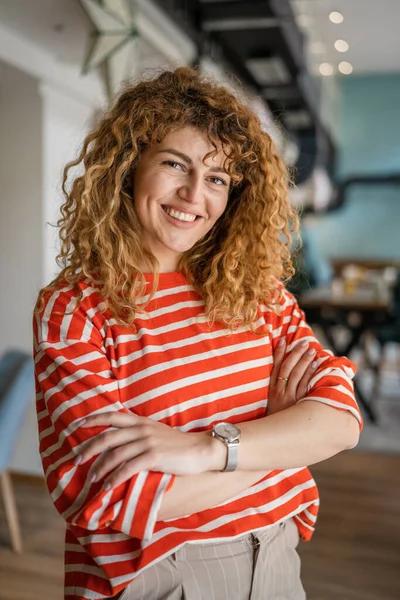Kafkasyalı Bir Kadın Kendine Güveni Tam Kafenin Içinde Kıvırcık Saç — Stok fotoğraf