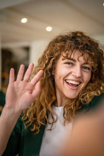 Kafkasyalı Mutlu Bir Kadın Kafenin Içinde Kıvırcık Saçlı Bir Gülümsemeyle — Stok fotoğraf